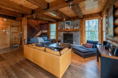 Cozy Family Log cabin 4 bedroom , spa, pool, lake, tennis, Pet-Friendly!