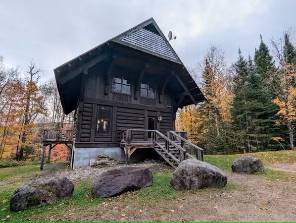 Exterior - Cozy Family Log cabin 4 bedroom , spa, pool, lake, tennis, Pet-Friendly! (Lac-Supérieur)