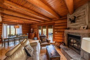 Living area - Côte-Nord Tremblant Chalet Kellie AC, pool, lake (Lac-Supérieur)