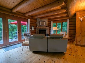 Living area - Côte-Nord Tremblant Chalet Kellie AC, pool, lake (Lac-Supérieur)