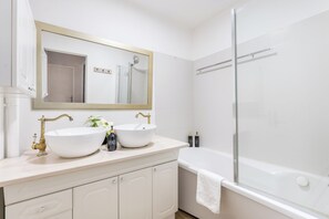 Hair dryer, towels, soap, toilet paper - Private parking, Office with screen, Near Paris & La Défense | 74m2 (Asnières-sur-Seine)