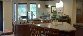 Poconos Suite w/ Free Breakfast & Pool