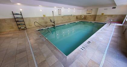 Spacious 1BR Suite w/ Kitchenette in Poconos