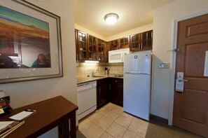 Refrigerador, microondas, parrilla de estufa y lavavajillas 