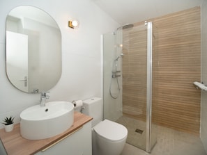 Douche, sèche-cheveux, serviettes fournies, savon