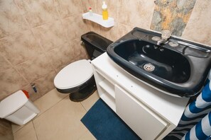 Shower, towels - HOTEL CASA LATINA MANTA (Manta)