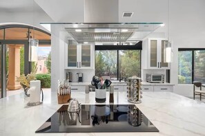 Fridge, microwave, oven, stovetop - Chapel Showstopper! Walk to trails, Private yard (Sedona)