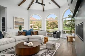 TV, fireplace - Chapel Showstopper! Walk to trails, Private yard (Sedona)