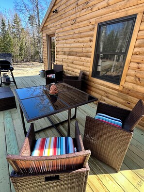 Outdoor dining - Charming 2-bedroom house in Rockwood perfect for unplugging! (Rockwood)