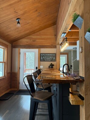 Dining - Charming 2-bedroom house in Rockwood perfect for unplugging! (Rockwood)