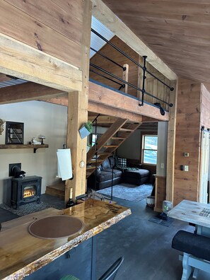 Smart TV, fireplace, books, stereo - Charming 2-bedroom house in Rockwood perfect for unplugging! (Rockwood)