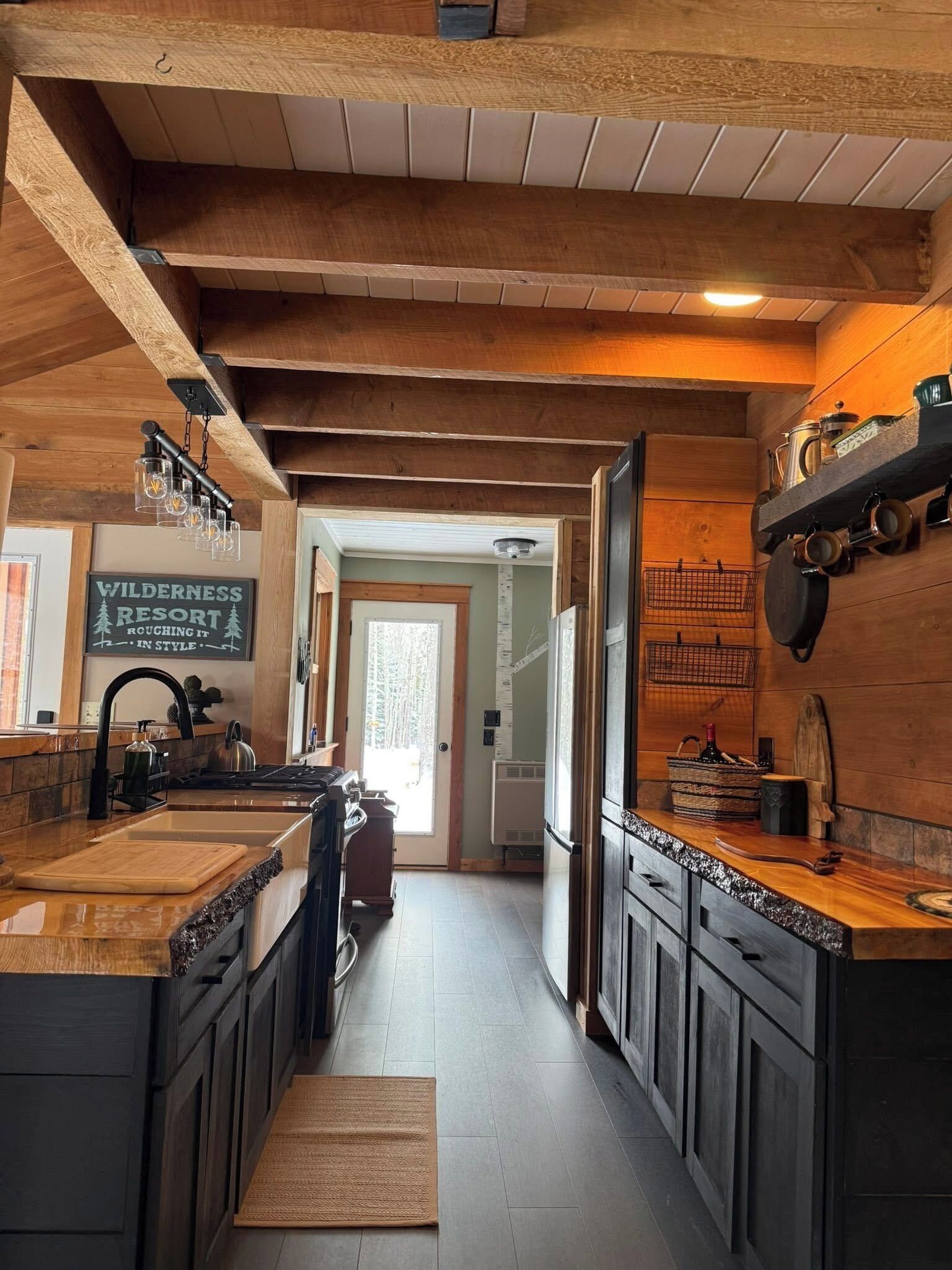 Frigorífic, forn, placa de cuina i cafetera i tetera 