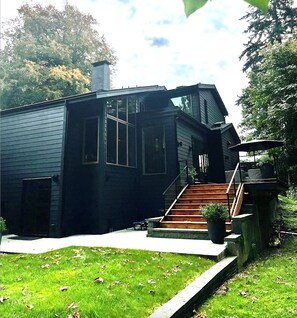 Exterior - West Vancouver Ambelside Mid-Century Home (West Vancouver)