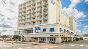 Un hotel de varios pisos con el letrero del Ocean Key Resort, un restaurante y una pizzería.