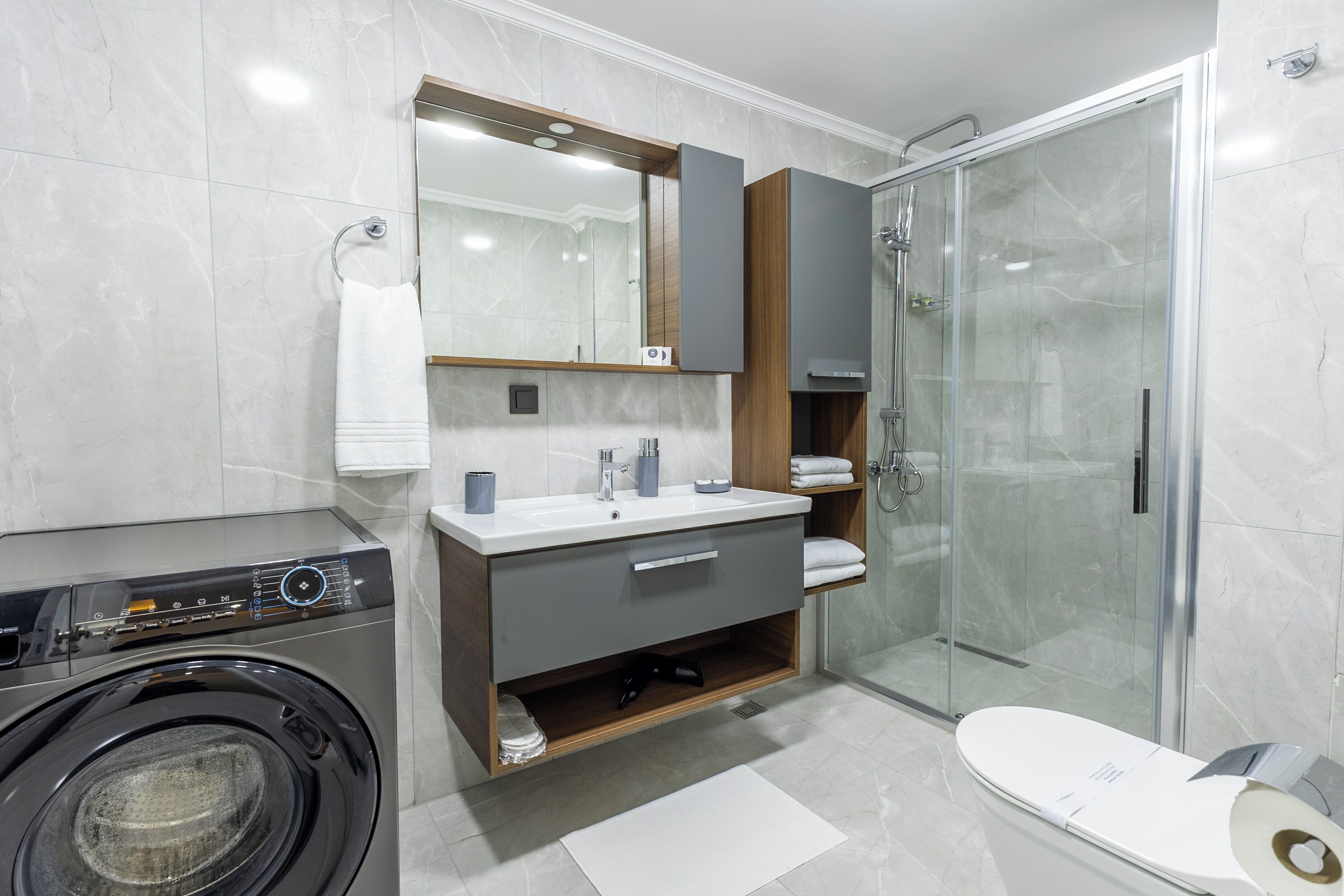 Apartamento conforto, sacada | Banheiro | Chuveiro, secador de cabelo, chinelos, toalhas de banho