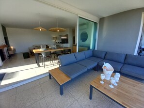 Smart TV, fireplace, video library, stereo - LARGE APARTMENT WITH SEA VIEW (Cavalaire-sur-Mer)