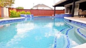 Una piscina al aire libre, una piscina climatizada