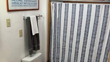 Serviettes fournies, savon, papier toilette