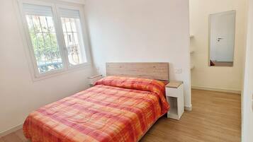 2 chambres, bureau, fer et planche Ă repasser, draps fournis