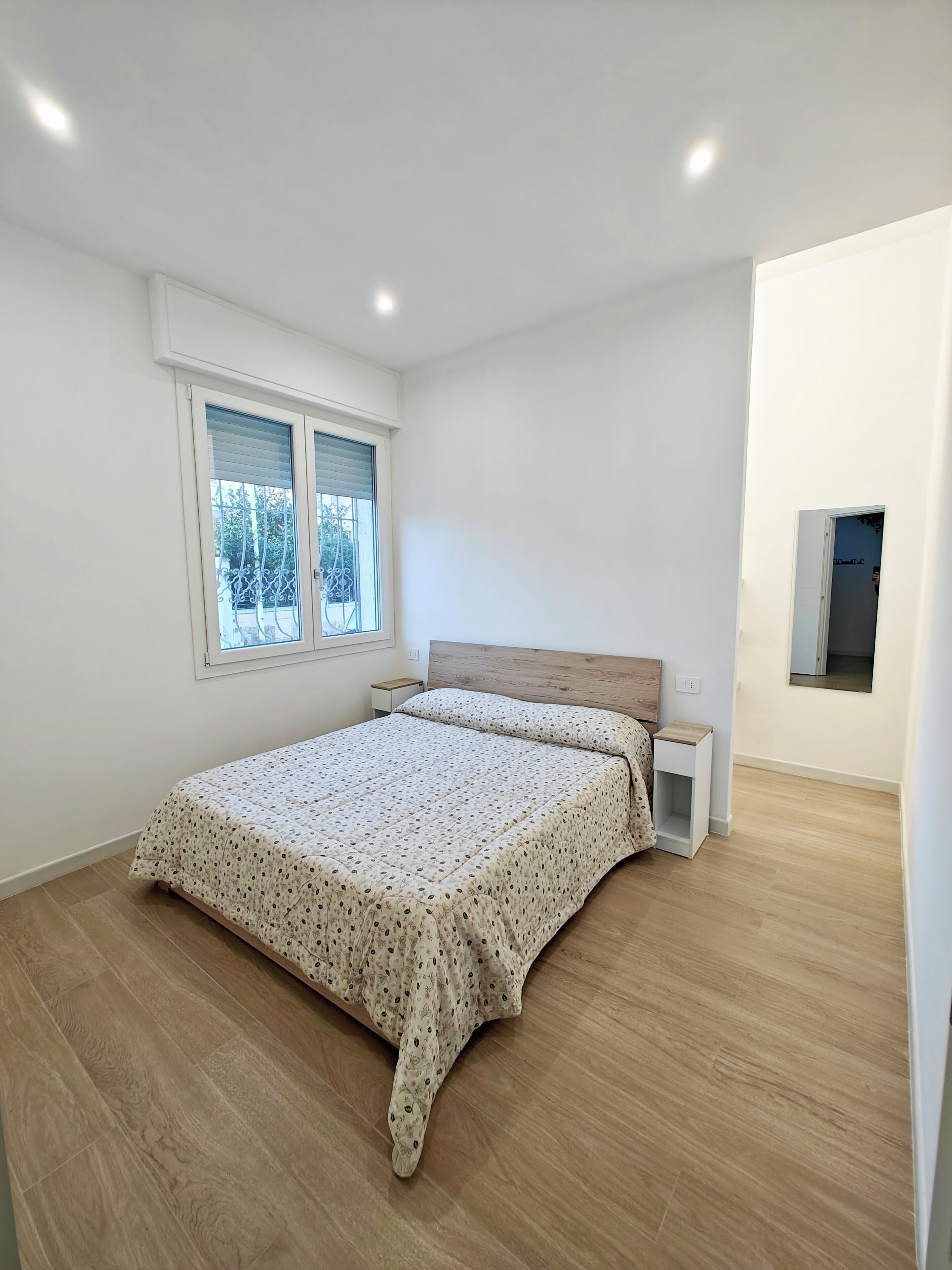 2 camere, una scrivania, lenzuola