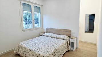 2 camere, una scrivania, lenzuola