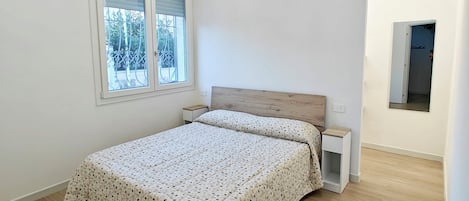 2 bedrooms, desk, iron/ironing board, bed sheets