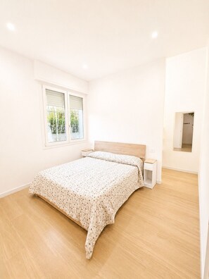 2 habitaciones, escritorio y tabla de planchar con plancha 