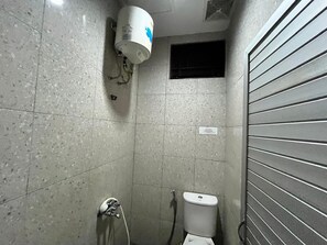 Deluxe Double Room | Bathroom | Shower, towels - Hotel O near Universitas Sumatera Utara  (Medan)