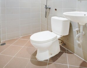 Shower, towels - Hotel O near Universitas Sumatera Utara  (Medan)