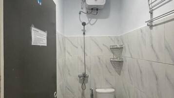 Phòng đôi Tiêu chuẩn | Phòng tắm | Buồng tắm vòi sen, khăn tắm