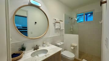 Luxury Double Room Single Use, Sea View | Bilik Mandi | Pengering rambut, tuala disediakan, sabun, syampu