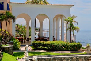Outdoor dining - Verdaad Mansion (El Sunzal)