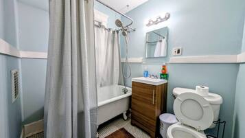 Secadora de cabello, toallas, jabón, papel de baño