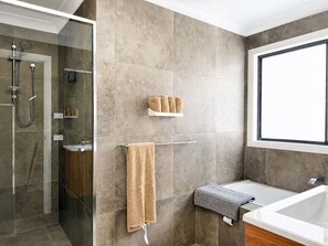 Dusche, Haartrockner, Handtücher, Seife