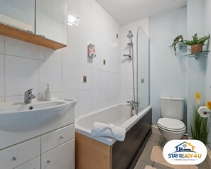 Sèche-cheveux, serviettes fournies, savon, papier toilette