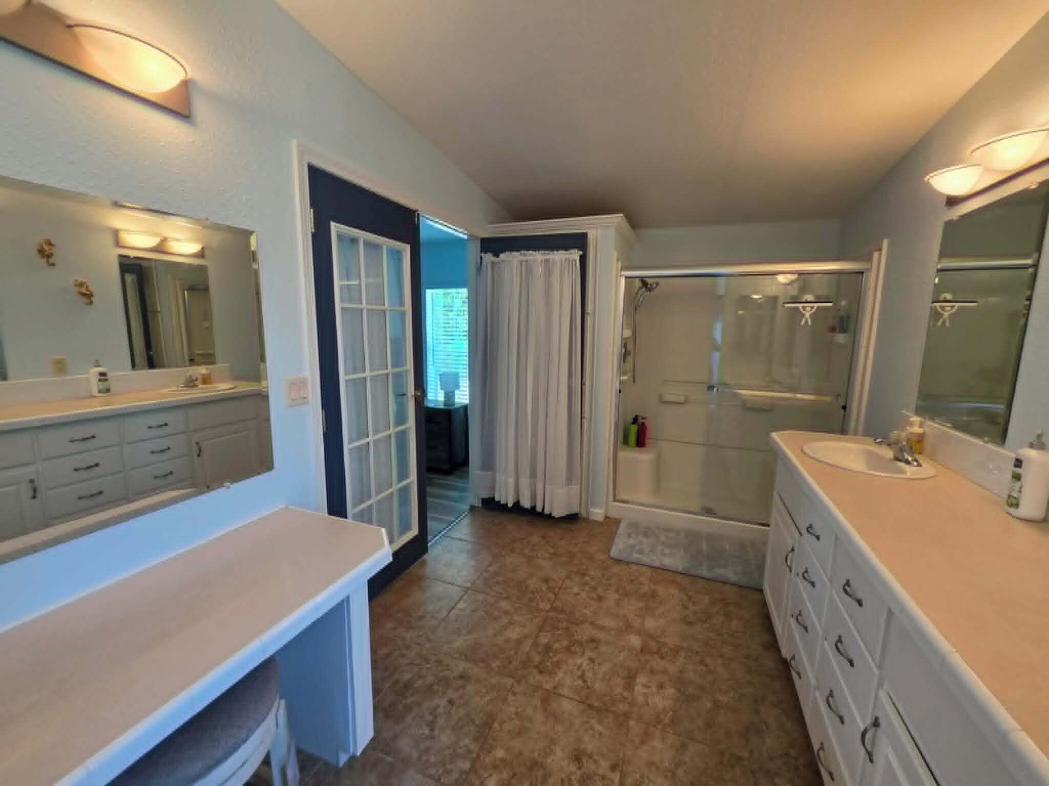 Vasca idromassaggio, asciugamani, carta igienica