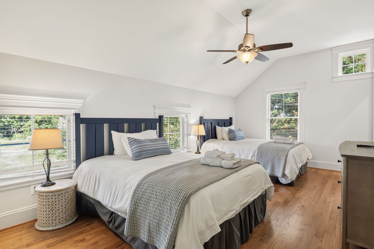 Corsica Cottage | Hypo-allergenic bedding available, WiFi (free), bed sheets