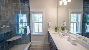 Bungalow | Bathroom | Shower, free toiletries, towels, soap