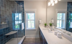 Bungalow | Salle de bain | Douche, articles de toilette (gratuits), serviettes fournies, savon