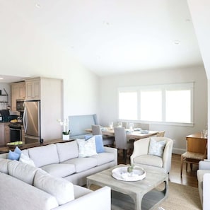 Wye Cottage | Área de sala de estar | Smart TV de 50 pulgadas con canales por cable