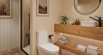 NEW WATERFRONT SUITES WITH PANORAMIC HARBOR VIEWS & BALCONY Boothbay Harbor