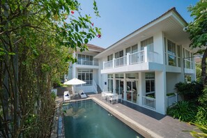 Villa, 4 habitaciones, piscina privada, vistas a la playa | Piscina | Una piscina al aire libre