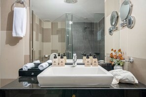 Villa, 4 Bedrooms, Private Pool, Beach View | Bathroom | Separate tub and shower, hair dryer, slippers, towels - Premier village Da Năng (Ngũ Hành Sơn)