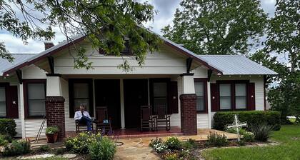 Recently restored 1933 Cozy 2-bedroom home walking distance to downtown Flatonia