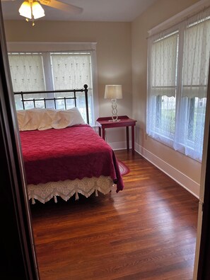2 bedrooms, iron/ironing board, WiFi, bed sheets - Recently restored 1933 Cozy 2-bedroom home walking distance to downtown Flatonia (Flatonia)