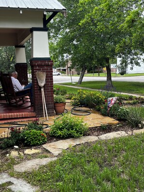 Property grounds - Recently restored 1933 Cozy 2-bedroom home walking distance to downtown Flatonia (Flatonia)
