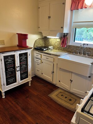 Private kitchen - Recently restored 1933 Cozy 2-bedroom home walking distance to downtown Flatonia (Flatonia)