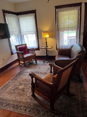 Smart TV - Recently restored 1933 Cozy 2-bedroom home walking distance to downtown Flatonia (Flatonia)