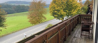 Ruhige Wohnung im Grünen mit Balkon