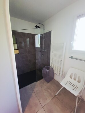 Douche, serviettes fournies